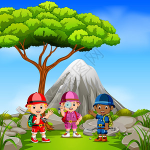 在一块石头上公园里三个探险家带着山景在公园里插画