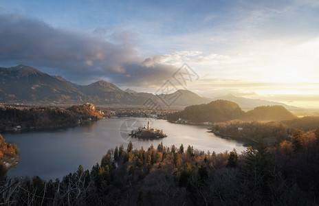 湖边的风景布满了山峰日出时在斯洛维尼亚著名的旅行地点流出岛的景象朱廉亚普斯山图片