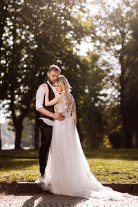 结婚时快乐的一对结婚时简单的一对时髦新婚夫妇娘上时髦的白衣服婚姻概念结的一对新图片