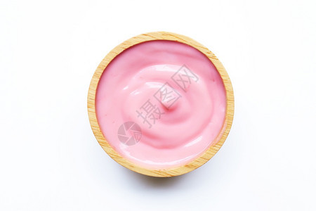 粉红色草莓酸奶放在白底木碗里图片