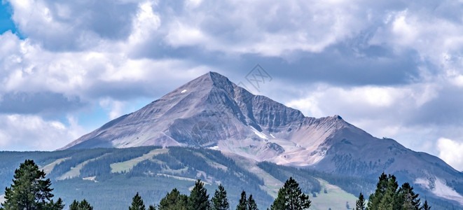 蒙大拿山天空中一座山的全景图片