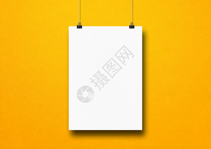 白色海报挂在黄墙上有剪片空白模型板色海报挂在黄墙上有剪片图片
