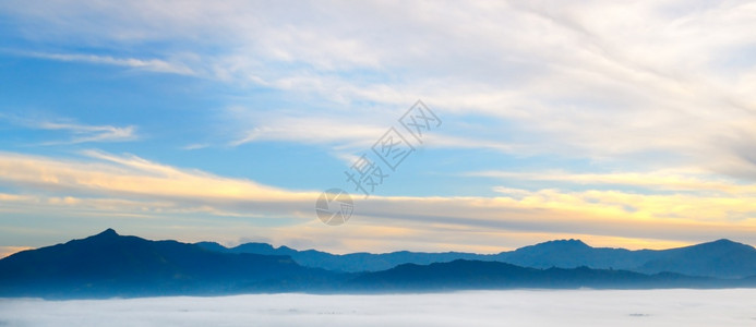 山雾云谷风景的日出图片