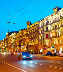夜间城市风景与交通在明亮的Nevsky前景圣彼得斯堡俄罗图片