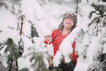 快乐的小女孩穿着红大衣父亲在冬季森林里玩雪女孩和爸一起玩快乐的小女孩和爸一起玩快乐的小女孩在冬季森林里玩雪快乐的小女孩和爸一起玩图片