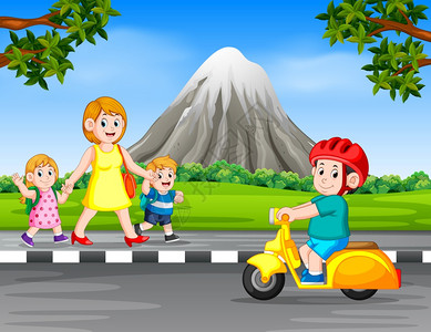 男孩驾驶摩托车时妇女及其子在路上行走图片