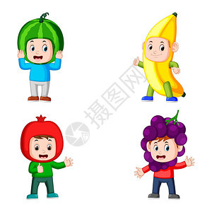 男孩用不同颜色的水果服装摆姿势图片