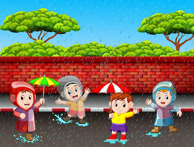 许多儿童在雨中奔跑图片