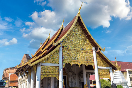 夏日在泰国吉昂马伊的佛教寺庙图片