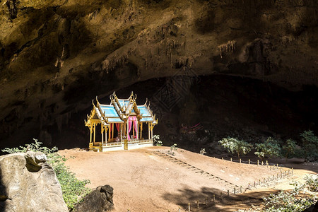 夏日在泰国的普拉亚纳科恩山洞穴公园的皇馆图片