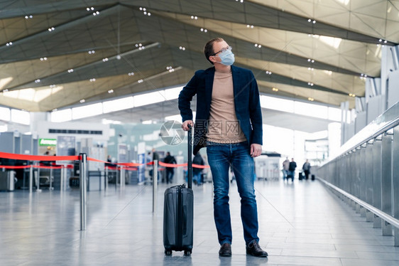 携带行李的男将前往国外旅行图片