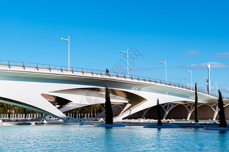 201年oct3120ValenciSpn现代城市艺术和科学桥梁结构位于蓝色天空下的游泳池上由Santigocltrv和feli图片