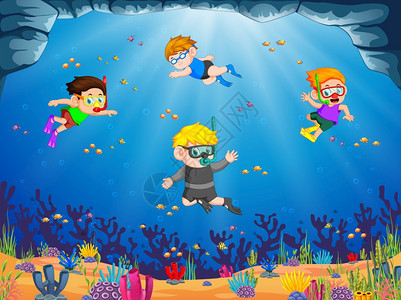 一群儿童与朋友在蓝海下潜水图片
