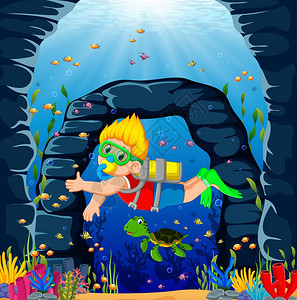 一个男孩使用红布正在潜水与绿海龟图片