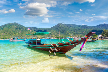 夏日在泰国港Kohpan岛的传统木制渔民船图片