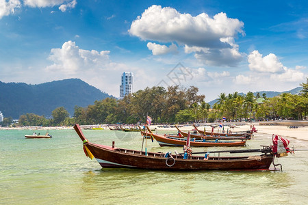 夏季日在巴东海滩和阿曼的巴东滩和阿曼在泰国的普吉上传统长尾船图片