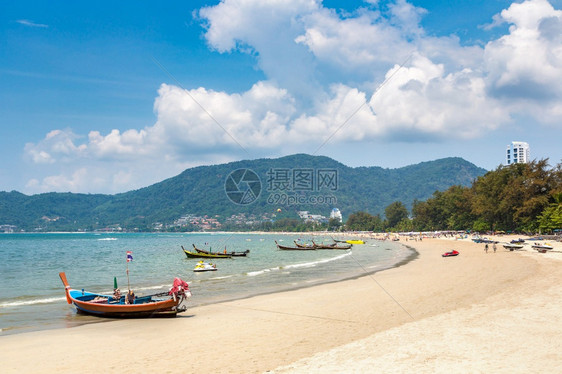 夏季日在巴东海滩和阿曼的巴东滩和阿曼在泰国的普吉上传统长尾船图片