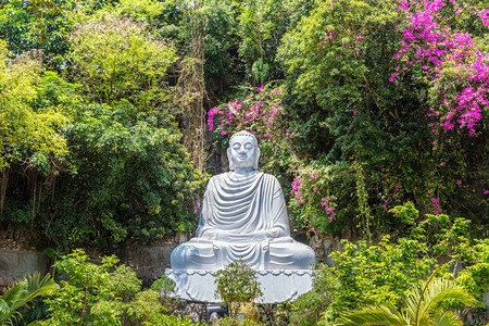 夏日拜南的丹江大理石山上的佛教寺庙图片