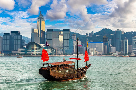 夏季日在香港Victora港的传统木制帆船图片