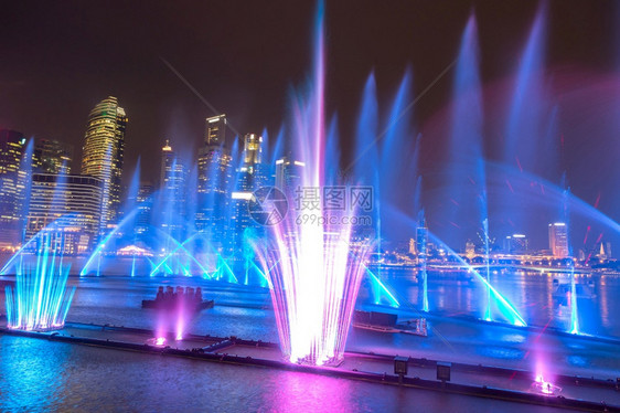 2018年6月3日夏夜在Singrapoe码头沙滩旅馆附近举行喷泉夜间激光表演图片
