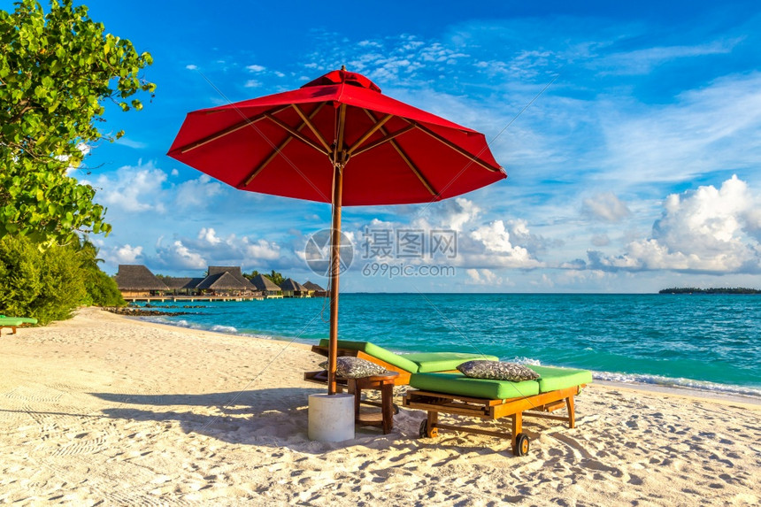 甲状腺病June24018年6月4日夏季在热带海滩的甲状腺病热带沙滩上木制防晒雨和伞图片