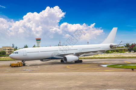 空中客车飞机停放在机场背景