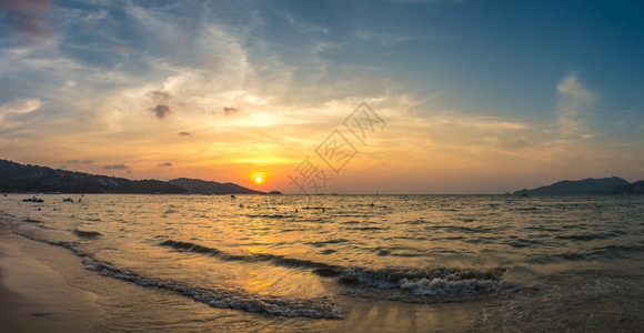 日落时在泰国的普吉特海滨和安达曼的巴东滩和阿曼的全景图片