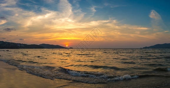 日落时在泰国的普吉特海滨和安达曼的巴东滩和阿曼的全景图片