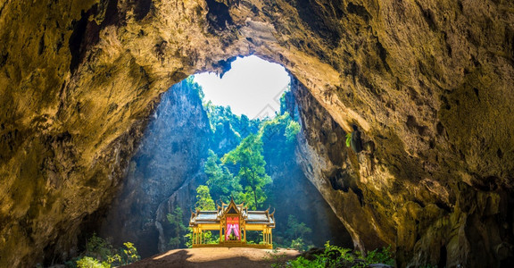 夏日在泰国首都普哈拉亚纳科恩山洞穴公园的皇馆图片