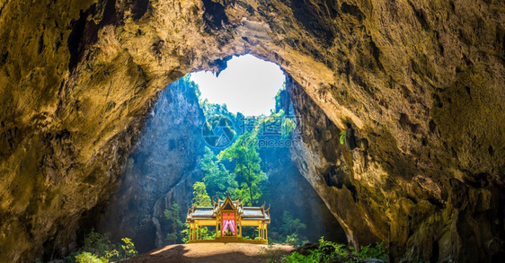 夏日在泰国首都普哈拉亚纳科恩山洞穴公园的皇馆图片