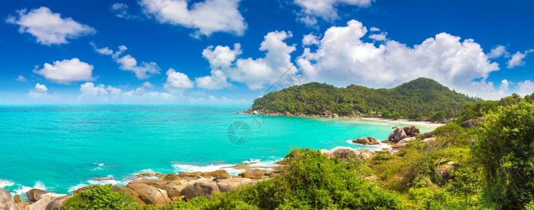 夏日在泰国高山岛的银色海滩全景图片