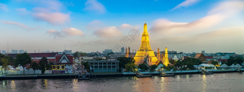 在bangkothailnd的美丽日落时watrun寺庙的广空中观察图片