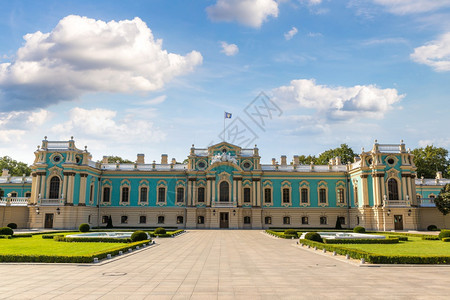 马林斯基宫殿在耶夫乌克林在一个美丽的夏日中图片