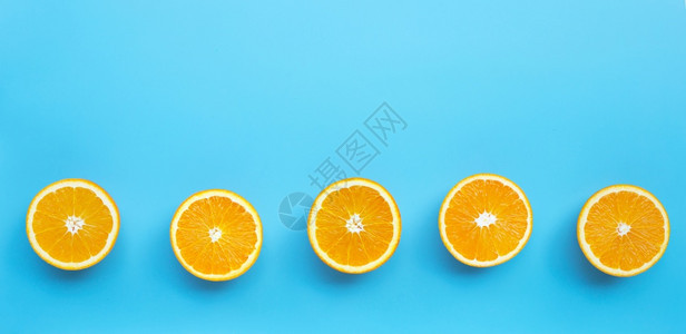 高维生素C多汁和甜蓝底新鲜橙色水果顶级视图图片