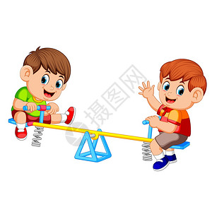 两个男孩在锯木上玩图片