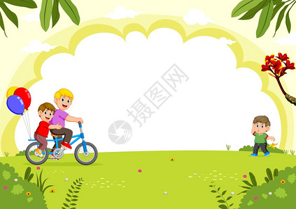 快乐家庭在城市公园骑自行车图片