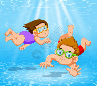 在水下游泳池里玩耍的男孩图片
