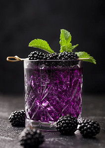 用黑莓冰和底薄荷生浆果苏打汽水和混合酒精图片
