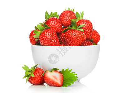 白色陶瓷碗盘中的新鲜生有机草莓白色背景边有浆果宏图片