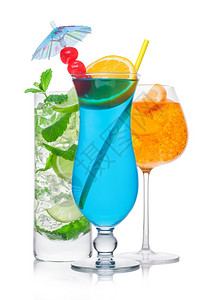 蓝色环礁湖薄饼和莫吉托鸡尾酒杯配有稻草和橙色切片白背景的甜樱桃和雨伞图片