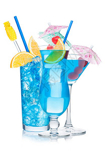 蓝环礁鸡尾酒杯有稻草和橙色切片有甜樱桃和白色背景的雨伞图片