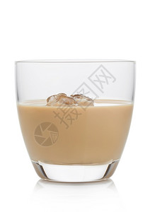 玻璃和冰块威士忌奶油制的乳液在白色背景上图片