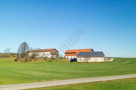 绿地和的屋顶上有太阳能电池板的农耕建筑秋天蓝清空的背景奥斯特里亚绿地和上也有建筑的农地奥斯特里亚图片