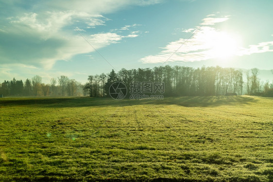 美丽的农村绿色耕田地其背景是多云的蓝天和树木奥斯特里亚秋天风景与农耕田和蓝天奥斯特里亚图片