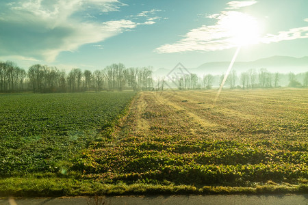 一片美丽的乡村景色绿农耕田位于阴云的蓝天和明日秋奥斯特里亚农业绿地与奥斯特里亚国阳光明媚的地区图片