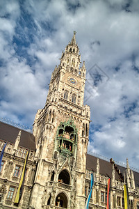 城市风景以蓝色云彩为背景在慕尼黑市中心巴伐利亚德意志慕尼黑市中心的新政厅大楼德意志图片
