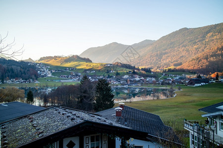 传统的农村景观在奥地利有房屋田和山图片