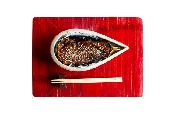美的日本烤茄子配方红木盘上加了甜美辣椒酱图片