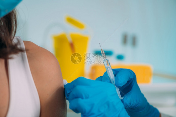 持有注射器和疫苗的医疗工作者冠状疫苗接种图片