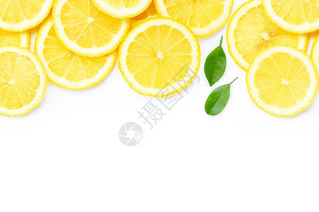 白色背景的新鲜柠檬切片图片